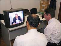 Президент Ислом Каримов чиқишини телевизорда томоша қилаётган ўзбекистонликлар