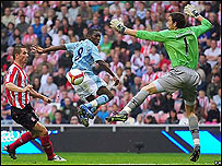 Wright Phillips của Man City ghi bàn vào lưới của Sunderland