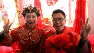 "என்றென்றும் காதலர்" தினத்தில் மணம் முடித்த காதல் ஜோடி ஒன்று