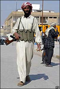 Simpatizante do clérico Moqtada Al-Sadr em Najaf 