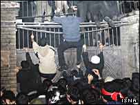 تظاهرکنندگان در برابر سفارت دانمارک