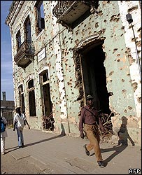 Um dos muitos edifícios por reconstruir em Angola