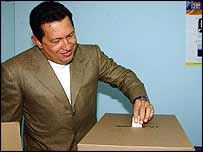 Hugo Chavez referandumda oy kullanıyor