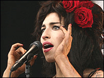 Amy Winehouse se apresentando no V Festival
