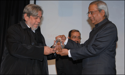 सईद अख़्तर मिर्ज़ा अवार्ड लेते हुए