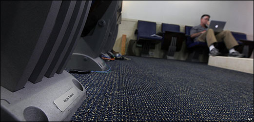 Letrero al pie de la silla reservada a Helen Thomas en primera fila de la sala de prensa de la Casa Blanca.