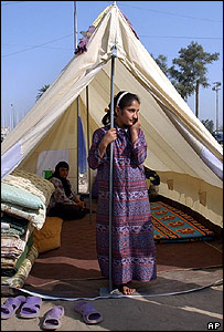 Felluceli bir kız Bağdat'ta bir çadırda