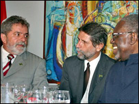 Lula conversa com o presidente do Suriname, Ronald Venetiaan (dir.)