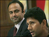 चारू शर्मा बाएँ और वेंकटेश प्रसाद बोलते हुए