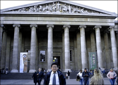 许浩在大英博物馆外