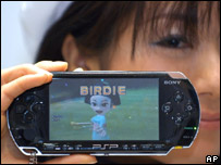 Modelo mostra modelo do PSP, da Sony