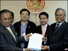 Đảng Dân chủ chính thức đệ công văn yêu cầu quốc hội Thái Lan họp khẩn