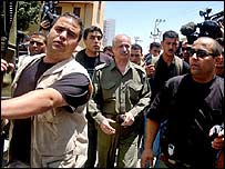 Indicação de Musa Arafat (ao centro, de verde) gerou protestos violentos