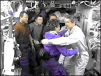 विदाई लेते यात्री