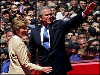 George a Laura Bushovi v Gruzii