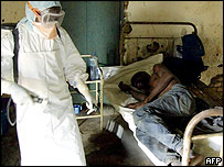 Procedimento de desinfecção em sala com vítima do Ebola