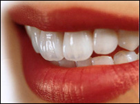 سفيدی دندان با مسواک 