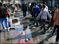 Mercado no centro de Bagdá atingido por explosões