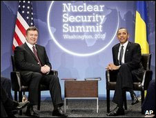 Víctor Yanúkovich (izq.) y Barack Obama