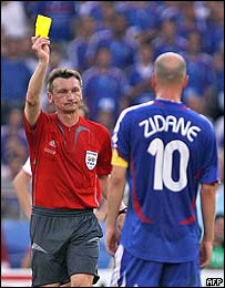 法国队齐达内被出示黄牌