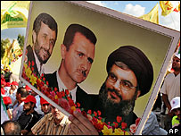 Ahmedinecad, Esad ve Nasrallah'ı yanyana gösteren bir poster