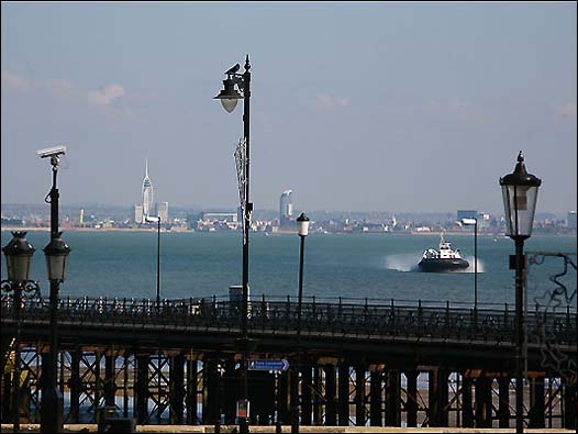 怀特岛与港口城市普茨茅斯（Portsmouth）隔海相望，坐渡轮一会儿就到。