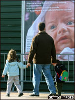 Cartaz de campanha contra o aborto na cidade de Fátima, em Portugal