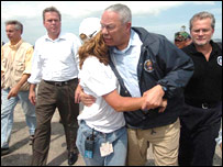 Colin Powell bir felaketzedeye sarılırken