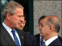 O presidente americano Bush se encontra com o seu colega turco, Ahmet Necdet Sezer