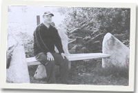 Elfed Hughes ar un o'r meinciau r y Lôn Goed