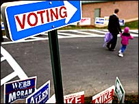 मतदान केंद्र की ओर जाते मतदाता