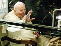 Papa halkı selamlıyor