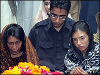 بلاول زرداری (پسر خانم بوتو) بر سر جنازه نخست وزیر سابق 