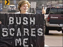 'Bush beni korkutuyor' pankartı açan bir kadın