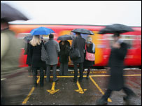 站台上的火车乘客