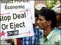 تظاهرات کمونیستها در مخالفت با قرارداد با آمریکا