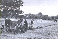 Un o luniau eraill Helen, rali hen gelfi yn Onslow - torri'r ŷd, ei falu a gwneud torth ohono ar yr un diwrnod