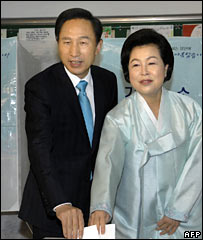 Ông Lee và vợ đi bỏ phiếu