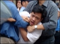 Cảnh Nguyễn Tiến Nam bị đánh khi biểu tình chống TQ hôm 29/4