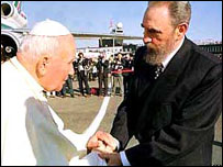 فيدل کاسترو از پاپ استقبال می کند - 1998