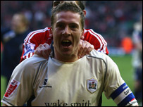 巴恩斯利队长霍华德庆祝胜利