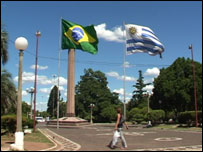 Bandeiras do Brasil e do Uruguai na fronteira entre os dois países