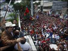 Manuel Zelaya se dirige a sus partidarios desde la embajada de Brasil