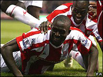 Olofinjana ghi bàn thứ hai cho Stoke sau cú ném biên của Delap