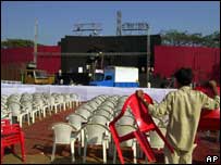 Homem arruma quadra para encontro em Mumbai