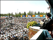 آيت الله خامنه ای در جمع مردم کرمان (عکس از ايسنا)