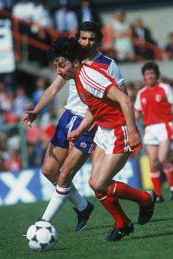 Sgoriodd Mickey Thomas un o'r goliau ym muddugoliaeth Cymru dros Loegr ym 1980