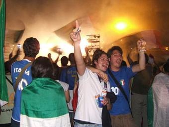 Dathlu buddugoliaeth Yr Eidal