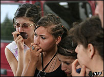 دختران گرجی فهرست مصدومان درگیری ها را نگاه می کنند