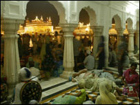 स्वर्ण मंदिर में श्रद्धालु